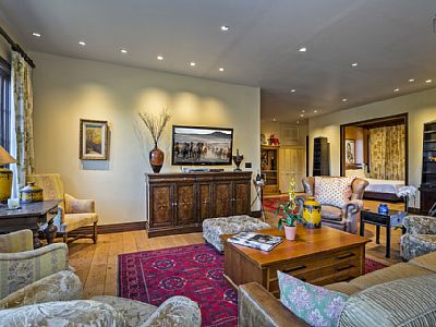 The living room features a flatscreen TV.